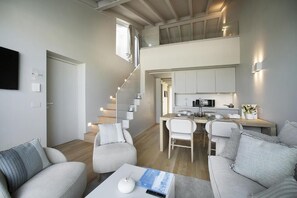 Un intérieur moderne comprenant un coin repas, une cuisine et un espace salon.