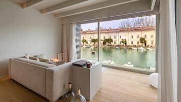Suite, vista al lago | Interior