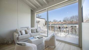 Apartment, Balkon, Seeblick | Wohnbereich