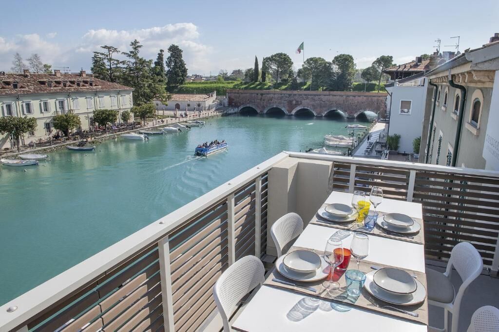 Departamento, balcón, vista al lago | Restaurante al aire libre