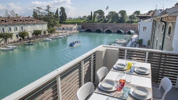 Departamento, balcón, vista al lago | Restaurante al aire libre
