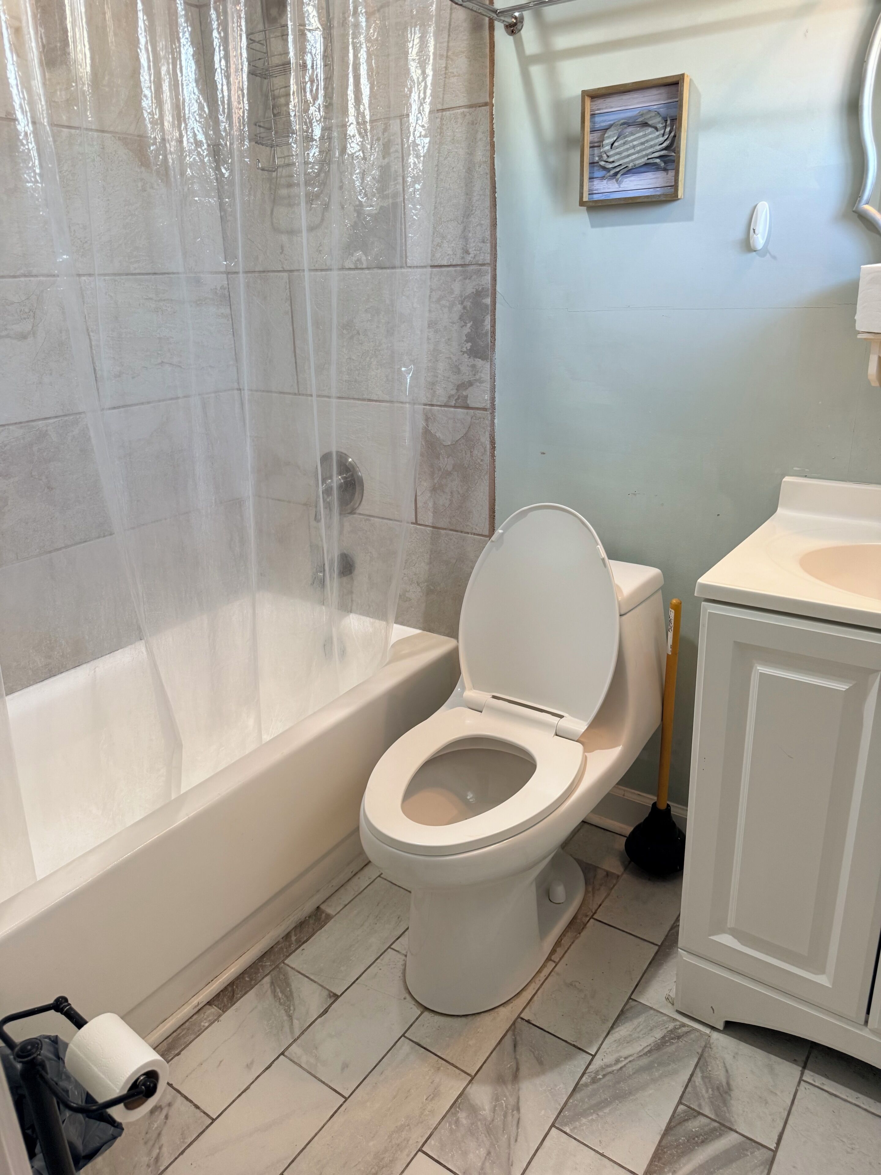 Une salle de bain avec une baignoire, des toilettes et un lavabo.