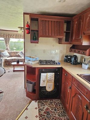 Private kitchen - Beautiful views in a relaxing location, 10 minutes to popular Anglesey beaches. (Anglesey)