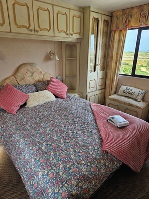 2 bedrooms, WiFi, bed sheets - Beautiful views in a relaxing location, 10 minutes to popular Anglesey beaches. (Anglesey)