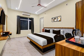1 Schlafzimmer, Schreibtisch, Bettwäsche