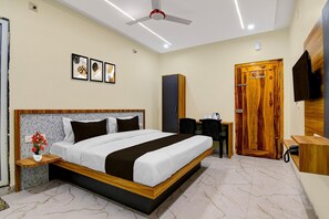 1 Schlafzimmer, Schreibtisch, Bettwäsche