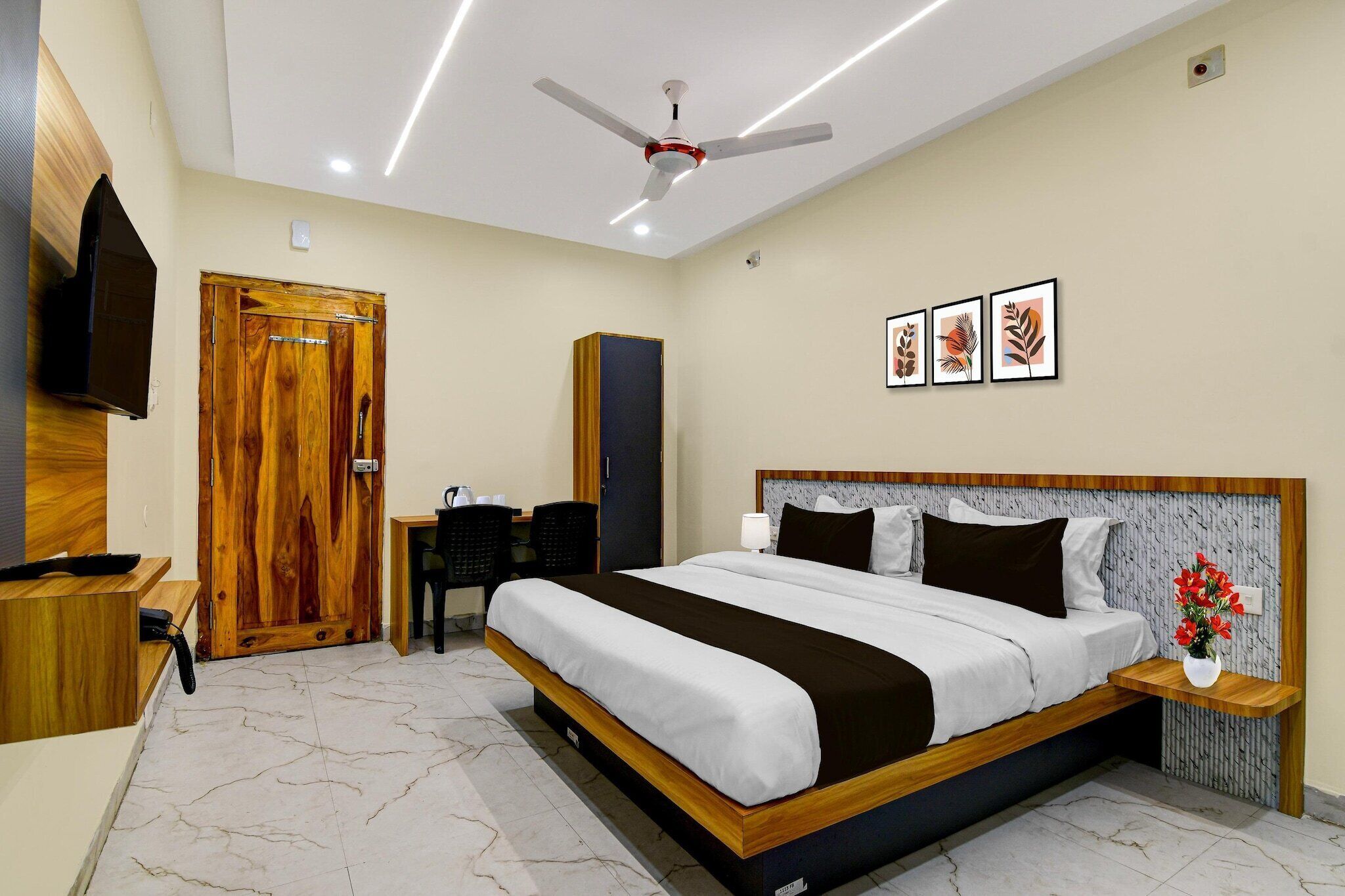 1 bedroom, desk, bed sheets