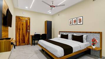 1 bedroom, desk, bed sheets
