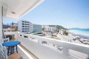 Outdoor dining - Molos Seaside Apartment in Rhodes Town (Rhodes)