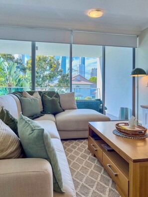 TV - The New Paradise Retreat (Surfers Paradise)