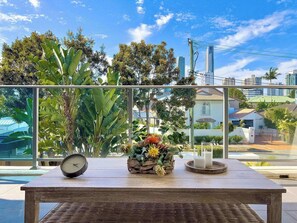 Outdoor dining - The New Paradise Retreat (Surfers Paradise)