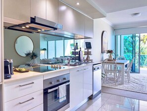 Private kitchen - The New Paradise Retreat (Surfers Paradise)
