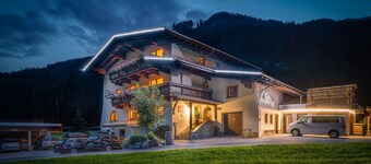 Apartment 'Haus Marchegg - Granat' with Mountain View, Balcony and Wi-Fi