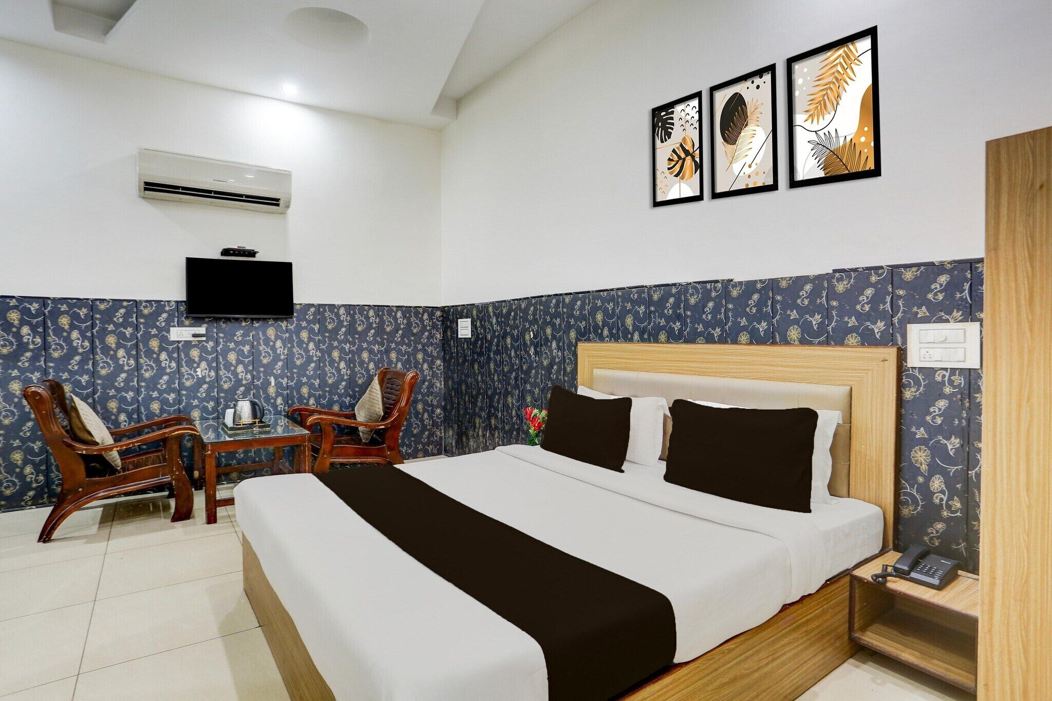 1 Schlafzimmer, Schreibtisch, Bettwäsche