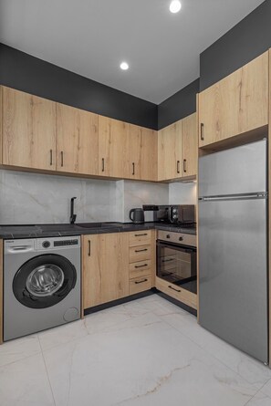 Microwave, oven, stovetop, coffee/tea maker - Tota Suites - Suite 6 (Rhodes)