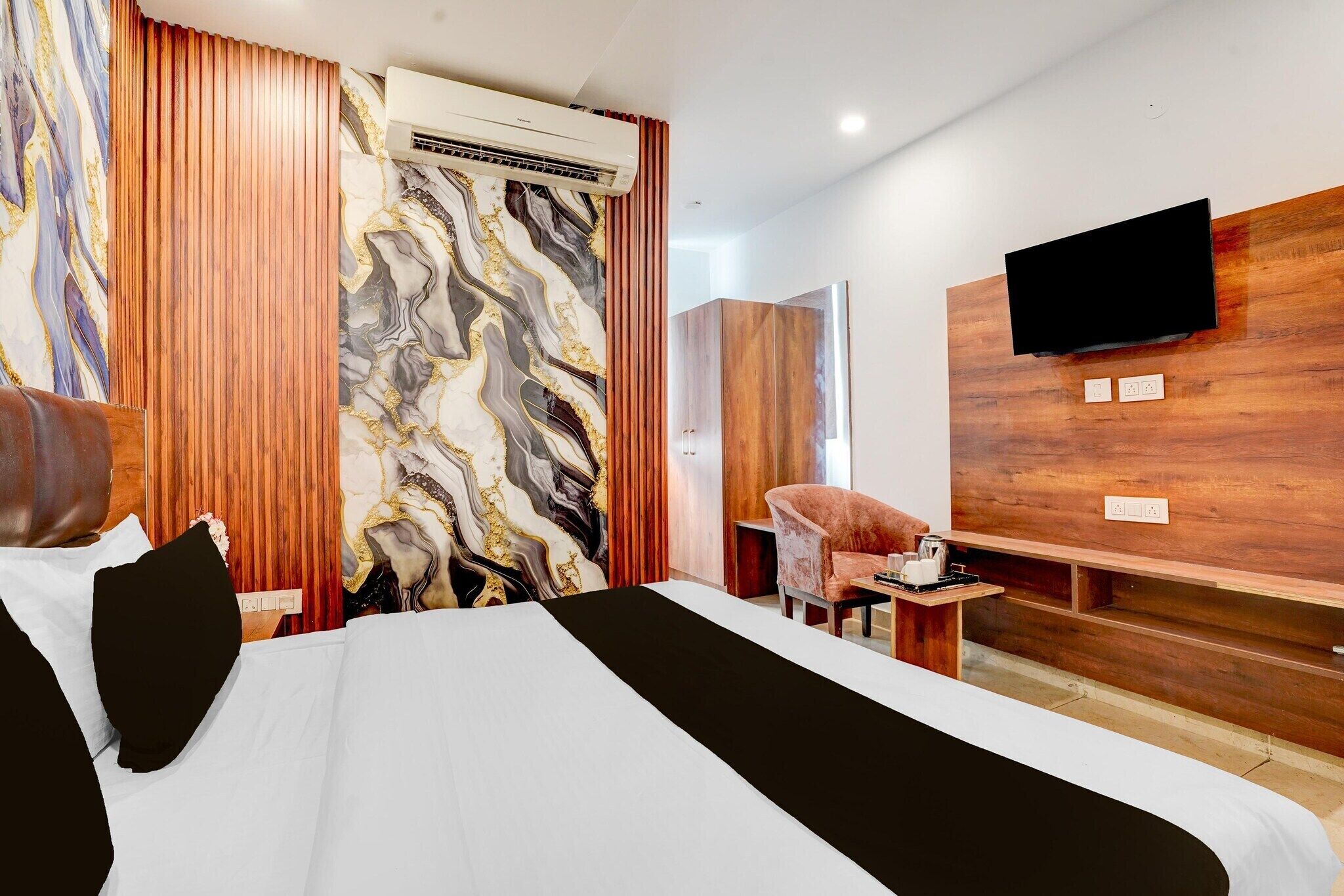 1 Schlafzimmer, Schreibtisch, Bettwäsche