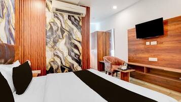 1 habitación, escritorio y ropa de cama