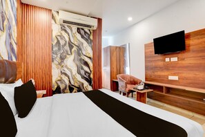 1 Schlafzimmer, Schreibtisch, Bettwäsche
