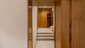 Ein heller Innenraum mit Holzboden und einer Treppe, die zu einem Zimmer führt.