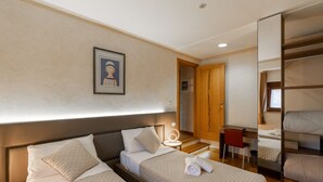 A hotel room with two beds, a desk, a chair, and a wardrobe. - Rivoli Gallery Residence (Verona)