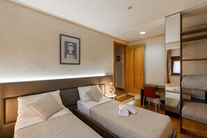 A hotel room with two beds, a desk, a chair, and a wardrobe. - Rivoli Gallery Residence (Verona)