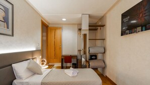 A hotel room with a bed, a desk, a chair, and a wardrobe. - Rivoli Gallery Residence (Verona)
