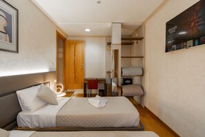 A hotel room with a bed, a desk, a chair, and a wardrobe. - Rivoli Gallery Residence (Verona)