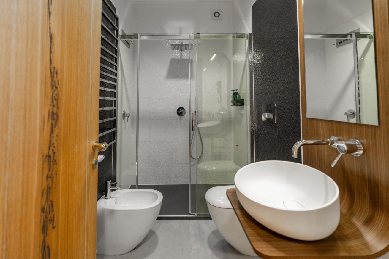 Shower, bidet, towels, shampoo