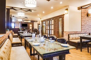 Dining - Super Townhouse Oak Prabhat Road (Pune)