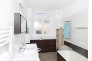 Shower, hair dryer, towels, soap - Superb apartment in the center of town (Bastia)