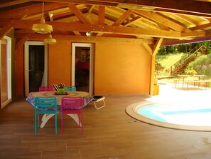 Outdoor dining - Bed and Breakfast 'Chambre En Voyage' with Shared Pool, Shared Terrace and Wi-Fi (Soubès)