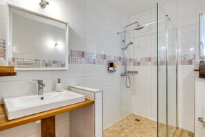 Shower, hair dryer - Guest Room 'Chambre Gabrielle' with Shared Pool, Communal Terrace, and Wi-Fi (Soubès)