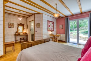 1 bedroom, WiFi, bed sheets - Guest Room 'Chambre Gabrielle' with Shared Pool, Communal Terrace, and Wi-Fi (Soubès)