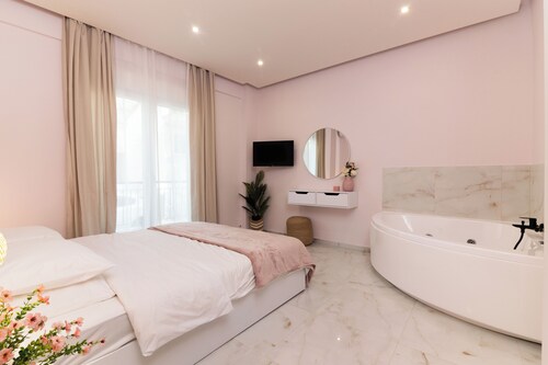 Almond I Jacuzzi Suite • Self Check-In • Easy & Free Street Parking