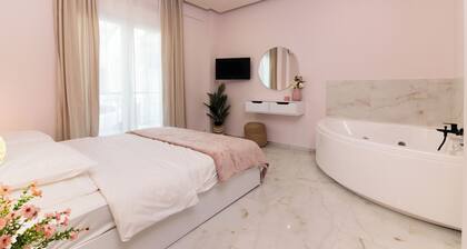 Almond I Jacuzzi Suite • Self Check-In • Easy & Free Street Parking
