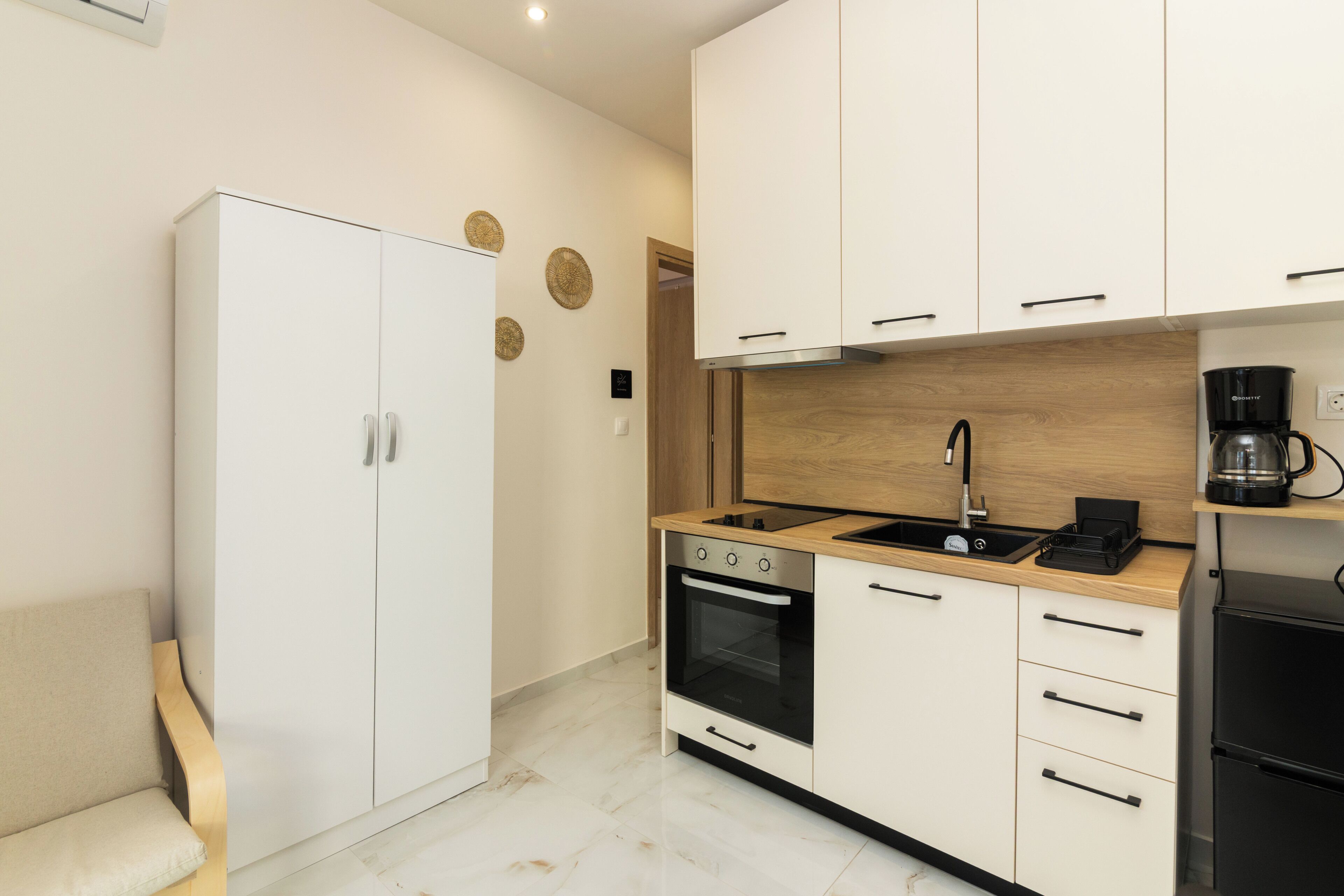 Fridge, oven, stovetop, coffee/tea maker