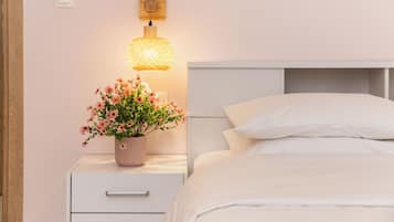 1 habitación, tabla de planchar con plancha y cuna de viaje
