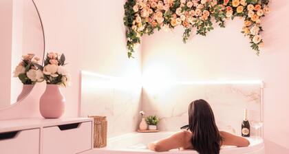 Almond I Jacuzzi Suite • Self Check-In • Easy & Free Street Parking