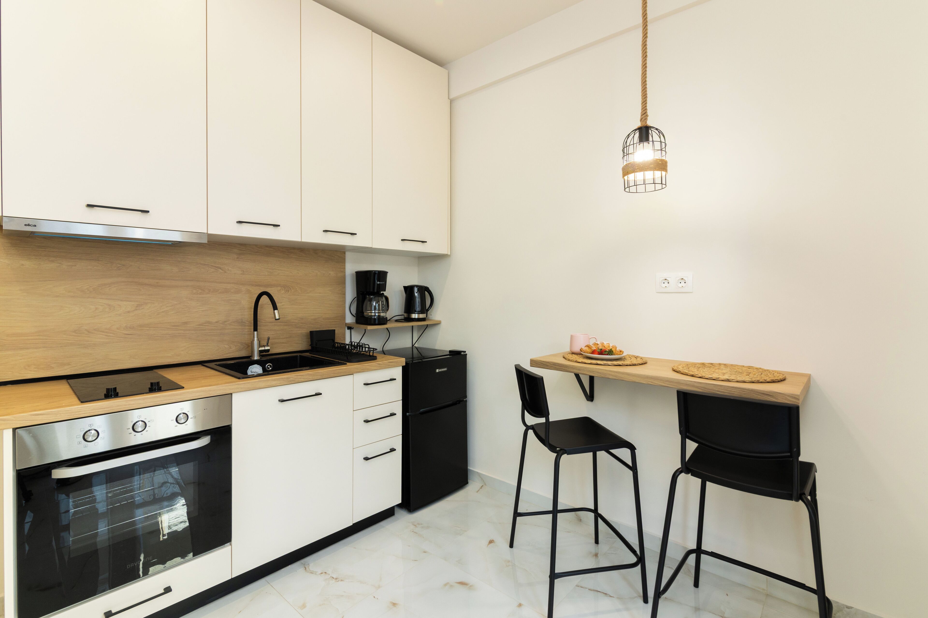 Refrigerador, horno, placa de cocina, cafetera/tetera