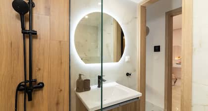 Almond I Jacuzzi Suite • Self Check-In • Easy & Free Street Parking