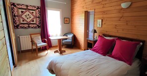 Room - Bed and Breakfast 'Chambre Madeleine' with Shared Pool, Shared Terrace and Wi-Fi (Soubès)