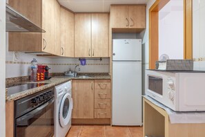 Fridge, microwave, oven, stovetop - Apartment 'En La Ràpita' with Wi-Fi and Air Conditioning (La Ràpita)