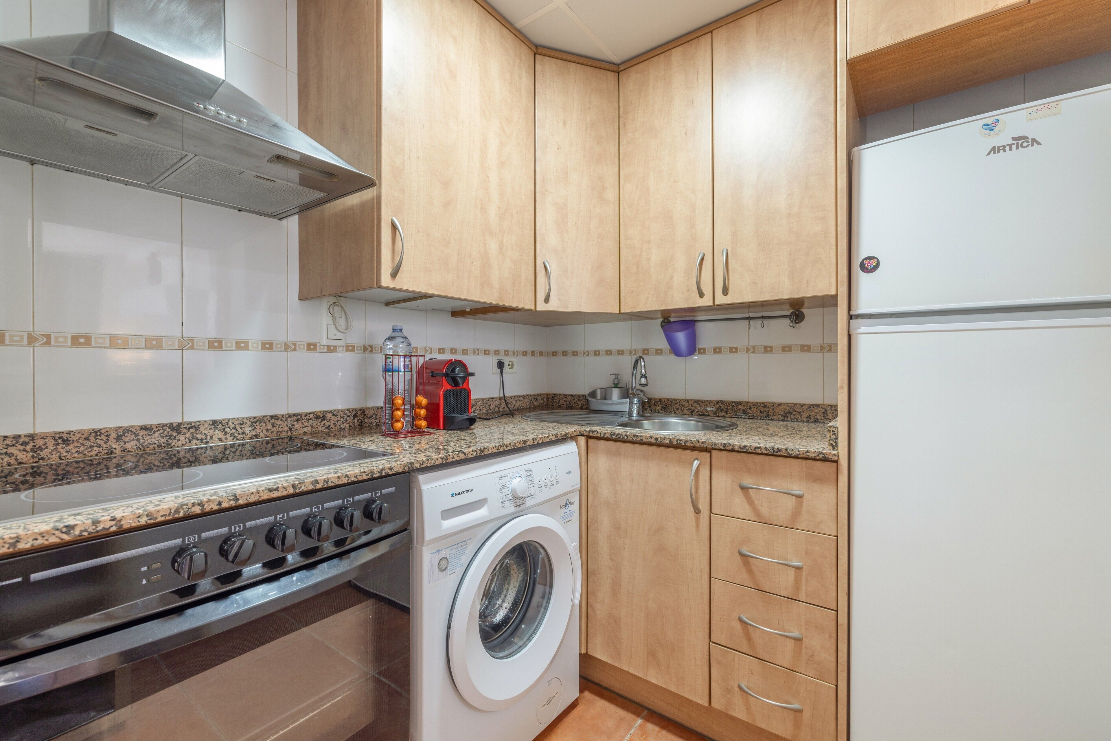 Frigorífico, microondas, horno y placa de cocina