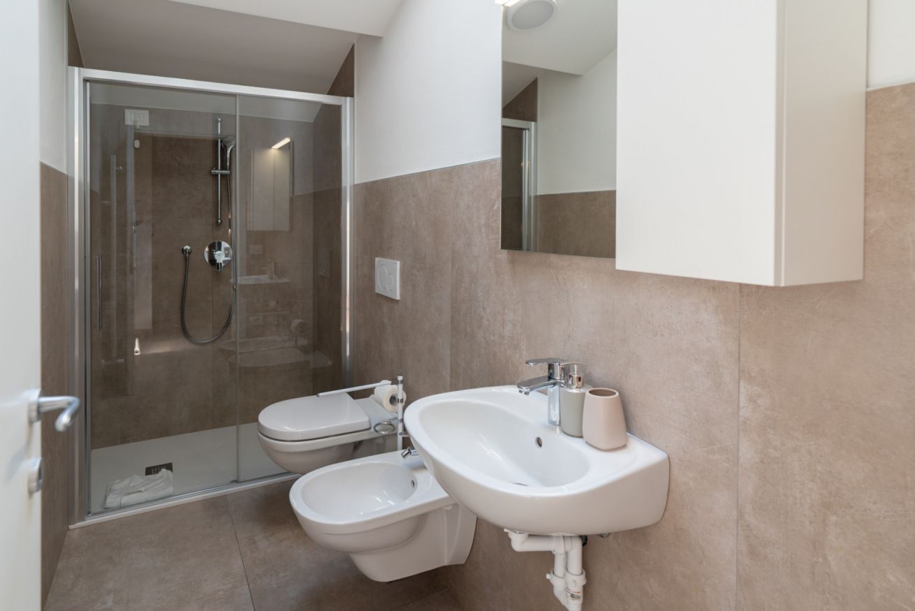 Regadera, bidet, toallas 