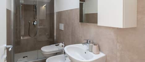 Regadera, bidet, toallas