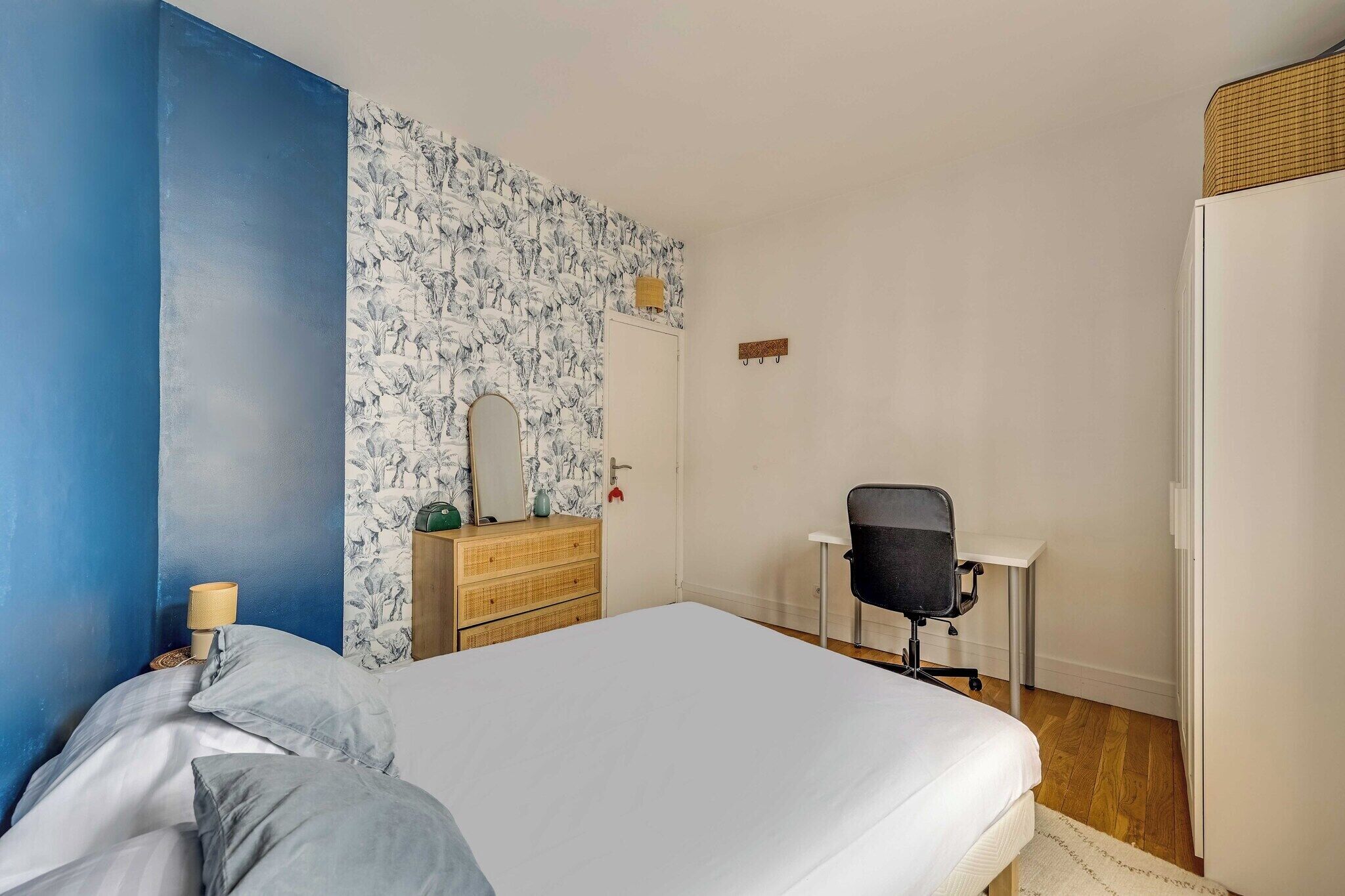 2 bedrooms, desk, iron/ironing board, Internet