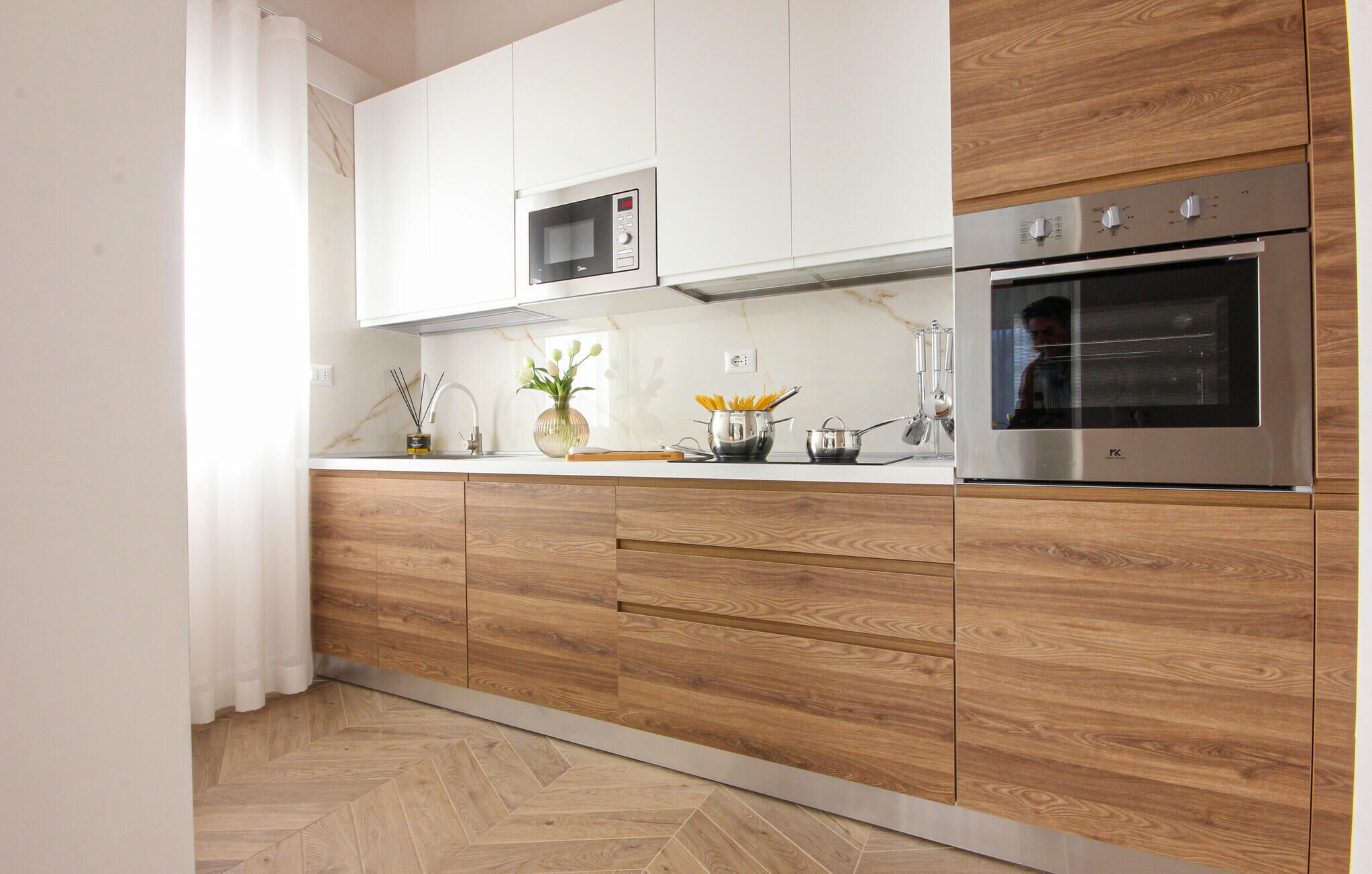 Kühlschrank, Mikrowelle, Geschirrspüler, Kochgeschirr/Geschirr/Besteck