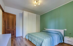 1 slaapkamer, een strijkplank/strijkijzer, reisbedje, gratis wifi