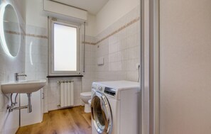 Shower, hair dryer - 1 bedroom awesome apartment in Recco (Recco)