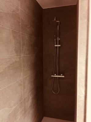 Dusche, Haartrockner, Toilettenpapier